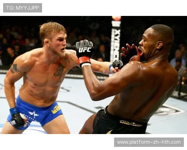 UFC重击震天,让对手头盔飞出场外的惊天一击